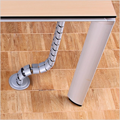 Aangepaste kabelbegeleiding voor bureau